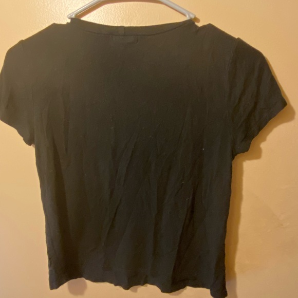 Med t-shirt on the verge of being a crop top but doesn’t show off too much - Picture 2 of 2